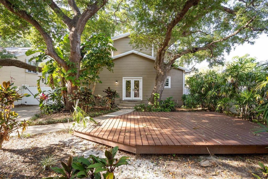 Image 21 of property listing at 3311 W HAWTHORNE ROAD, Tampa, FL 33611