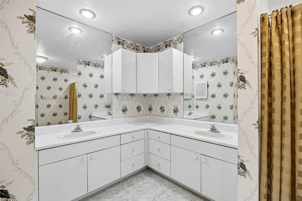 Image 25 of property listing at 3311 W HAWTHORNE ROAD, Tampa, FL 33611