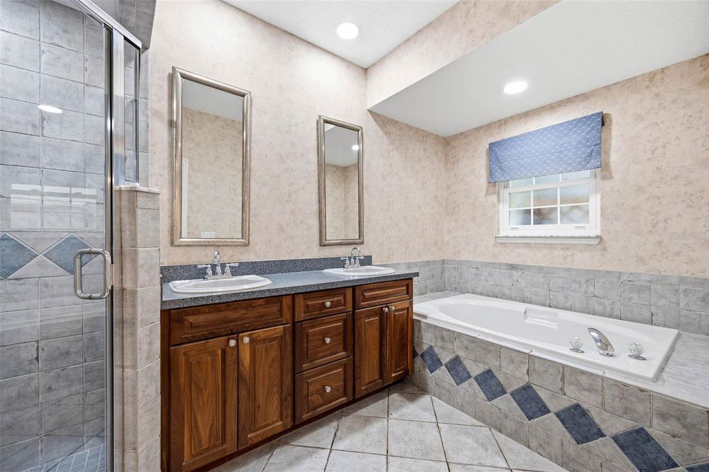 Image 29 of property listing at 3311 W HAWTHORNE ROAD, Tampa, FL 33611