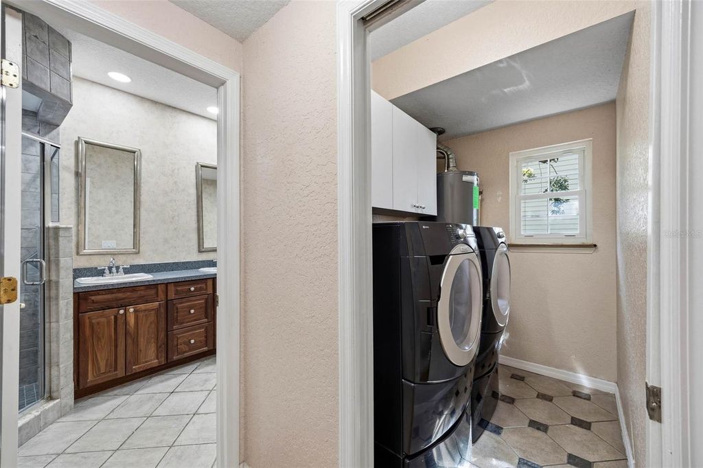 Image 30 of property listing at 3311 W HAWTHORNE ROAD, Tampa, FL 33611