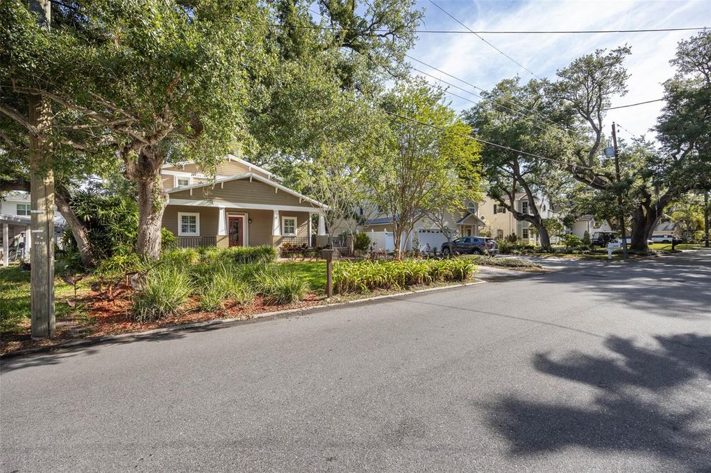 Image 4 of property listing at 3311 W HAWTHORNE ROAD, Tampa, FL 33611