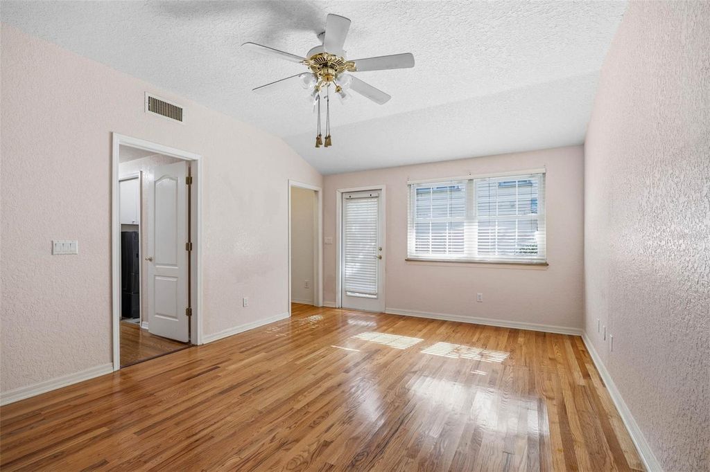 Image 32 of property listing at 3311 W HAWTHORNE ROAD, Tampa, FL 33611