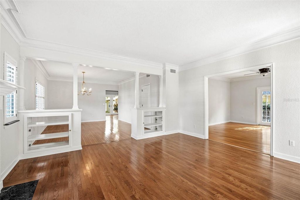 Image 43 of property listing at 3311 W HAWTHORNE ROAD, Tampa, FL 33611