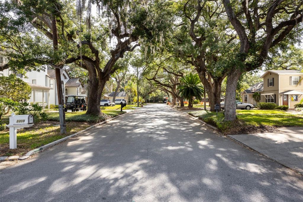 Image 6 of property listing at 3311 W HAWTHORNE ROAD, Tampa, FL 33611