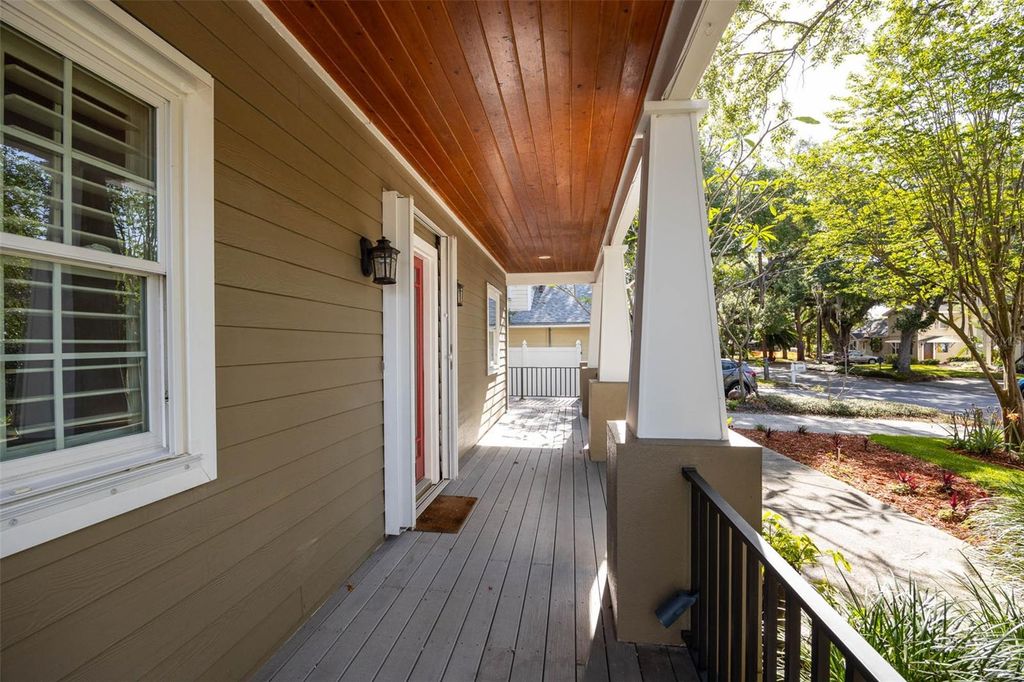 Image 7 of property listing at 3311 W HAWTHORNE ROAD, Tampa, FL 33611