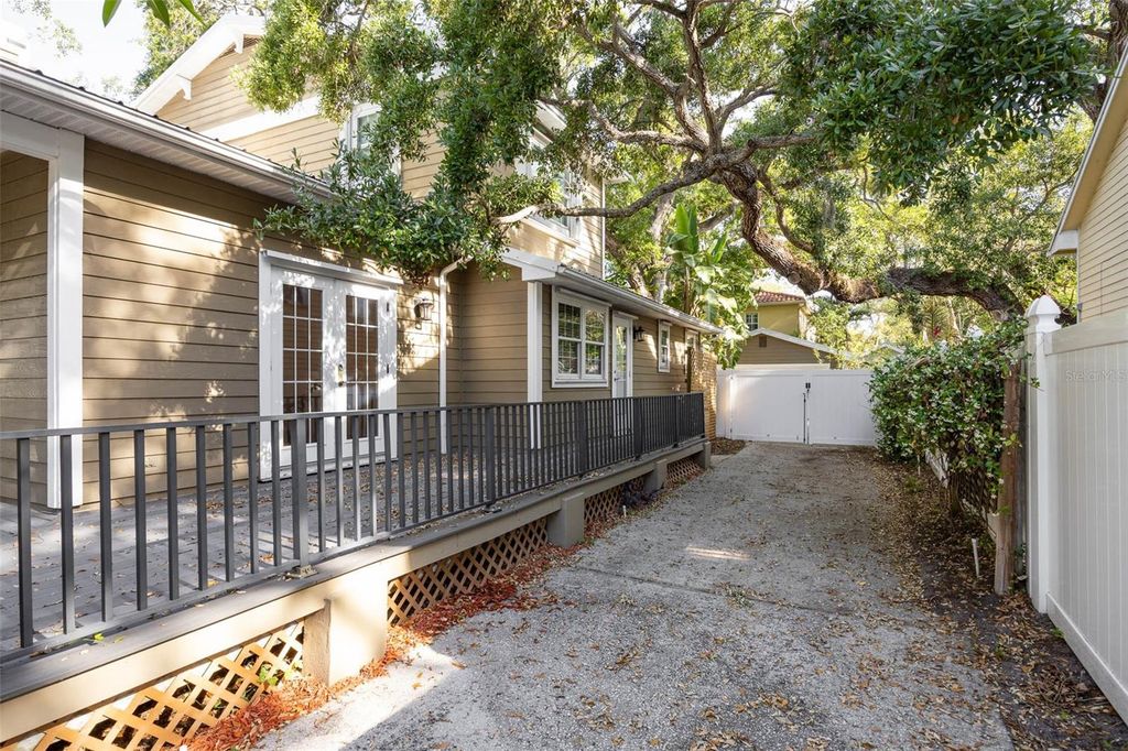 Image 8 of property listing at 3311 W HAWTHORNE ROAD, Tampa, FL 33611