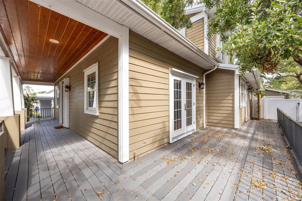 Image 9 of property listing at 3311 W HAWTHORNE ROAD, Tampa, FL 33611