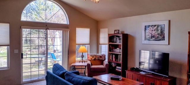 1775 Wards Creek Road, Rogue River, OR 97537