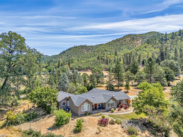 1775 Wards Creek Road, Rogue River, OR 97537