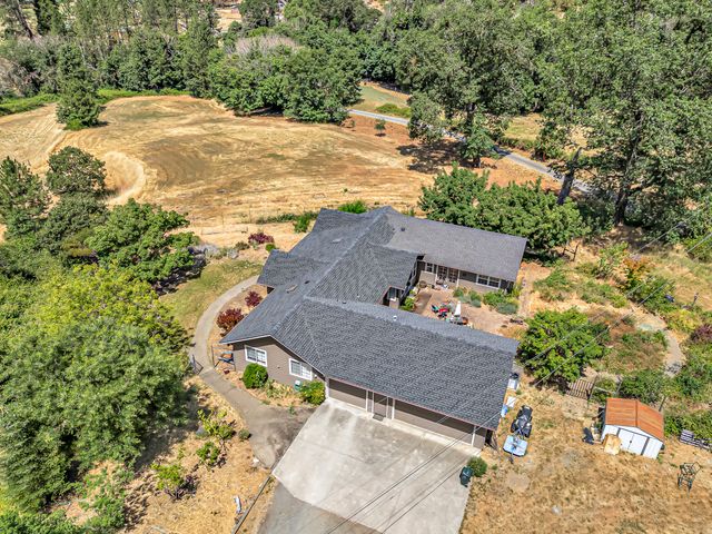 1775 Wards Creek Road, Rogue River, OR 97537