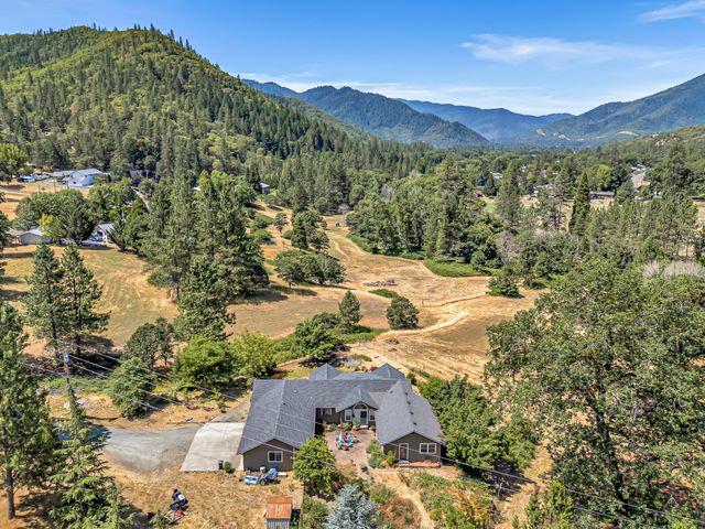 1775 Wards Creek Road, Rogue River, OR 97537