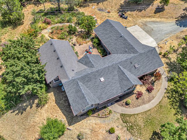 1775 Wards Creek Road, Rogue River, OR 97537
