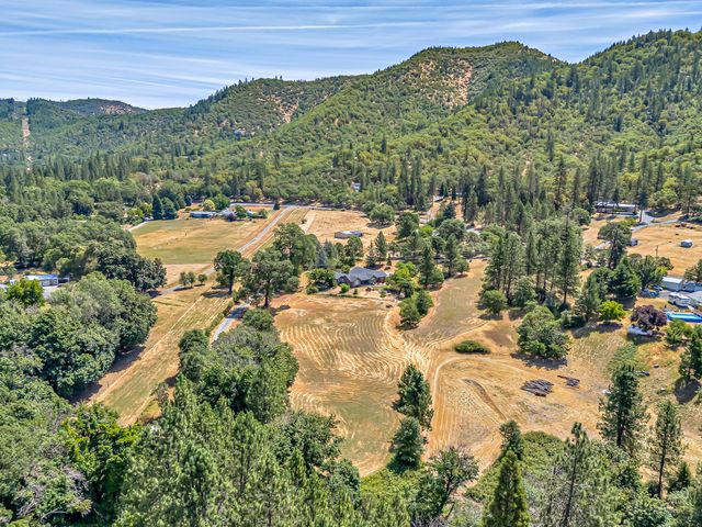 1775 Wards Creek Road, Rogue River, OR 97537