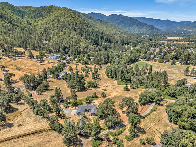 1775 Wards Creek Road, Rogue River, OR 97537