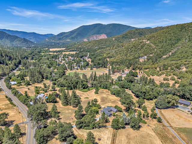 1775 Wards Creek Road, Rogue River, OR 97537