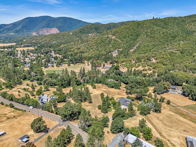 1775 Wards Creek Road, Rogue River, OR 97537