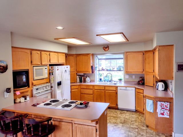 1775 Wards Creek Road, Rogue River, OR 97537