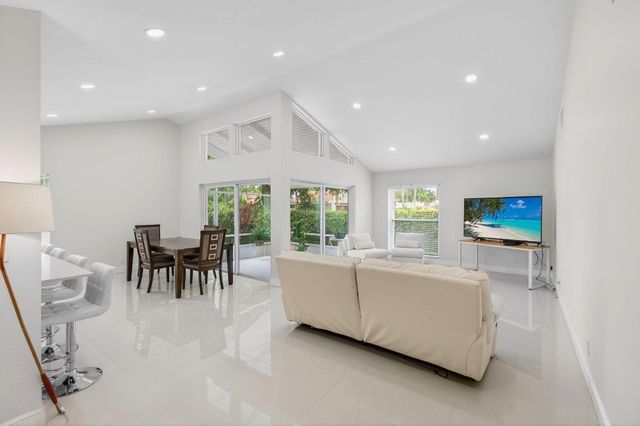 5735 Lakeview Mews Circle, Boynton Beach, FL 33437