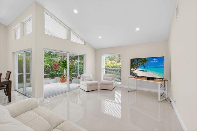 5735 Lakeview Mews Circle, Boynton Beach, FL 33437