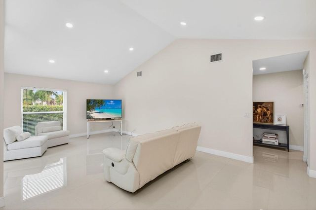 5735 Lakeview Mews Circle, Boynton Beach, FL 33437