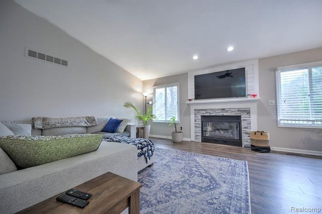 4250 White Oak Trail, Commerce Twp, MI 48382