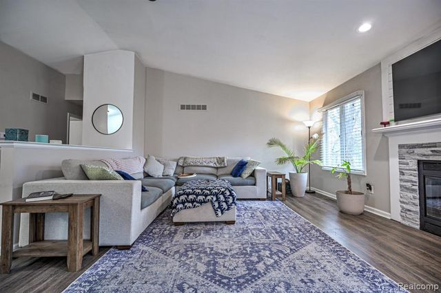 4250 White Oak Trail, Commerce Twp, MI 48382