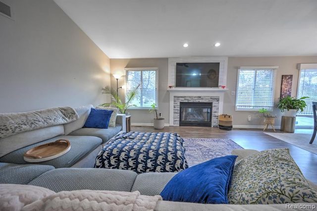 4250 White Oak Trail, Commerce Twp, MI 48382