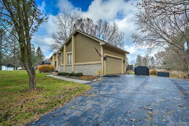 4250 White Oak Trail, Commerce Twp, MI 48382