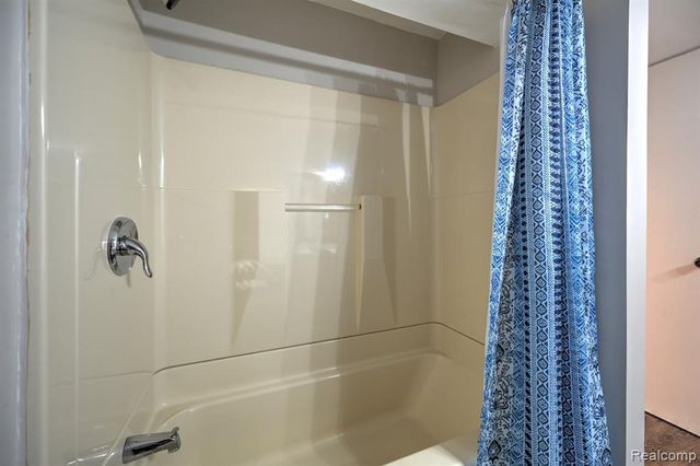 4250 White Oak Trail, Commerce Twp, MI 48382