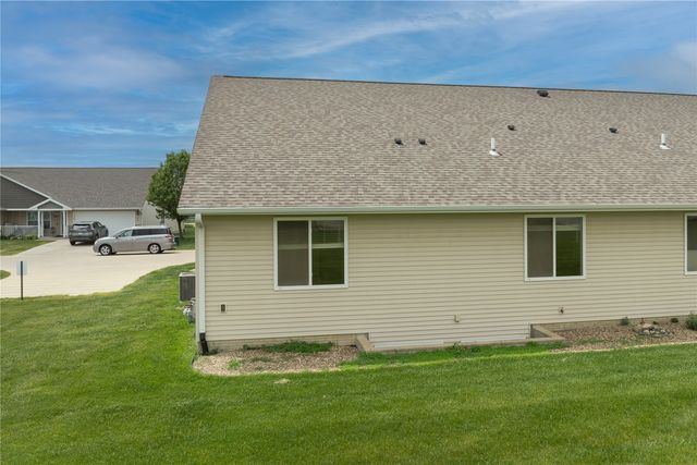 834 Crescent View Drive NE, Cedar Rapids, IA 52402
