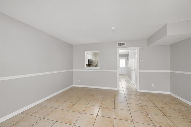 5204 Arboles Drive L, Houston, TX 77035