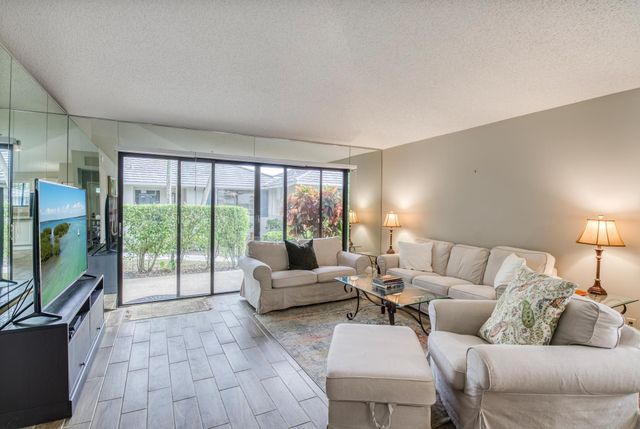 911 Club Drive, Palm Beach Gardens, FL 33418