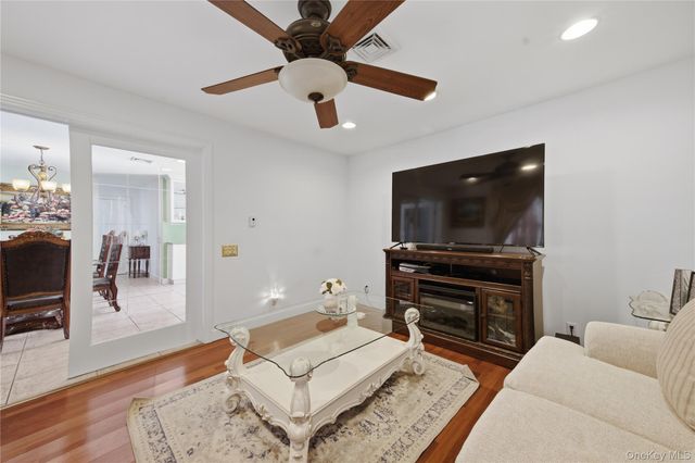 142 Jamaica Avenue, Medford, NY 11763