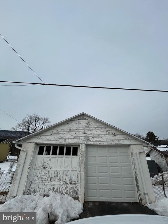 Image 4 of property listing at 734 N 2ND ST, Lykens, PA 17048