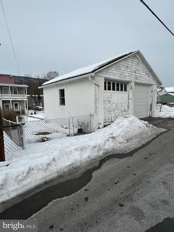 Image 5 of property listing at 734 N 2ND ST, Lykens, PA 17048