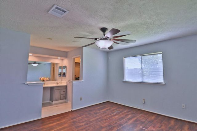 2706 S Brompton Drive, Pearland, TX 77584