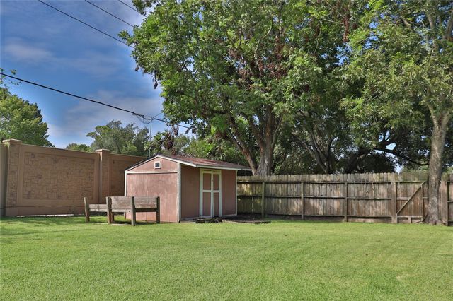 2706 S Brompton Drive, Pearland, TX 77584