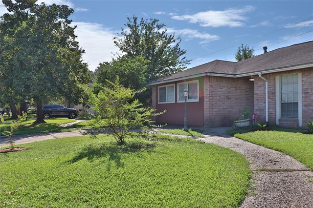 2706 S Brompton Drive, Pearland, TX 77584