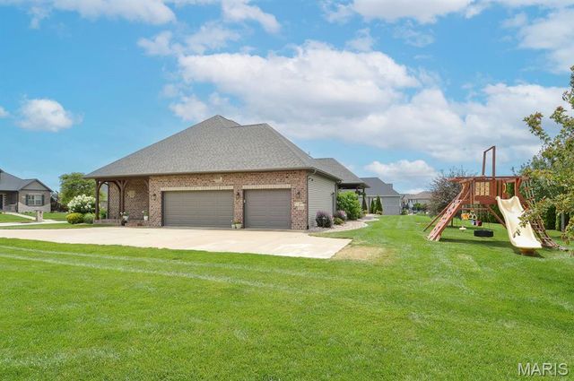 520 Shadow Rock Court, Lebanon, IL 62254