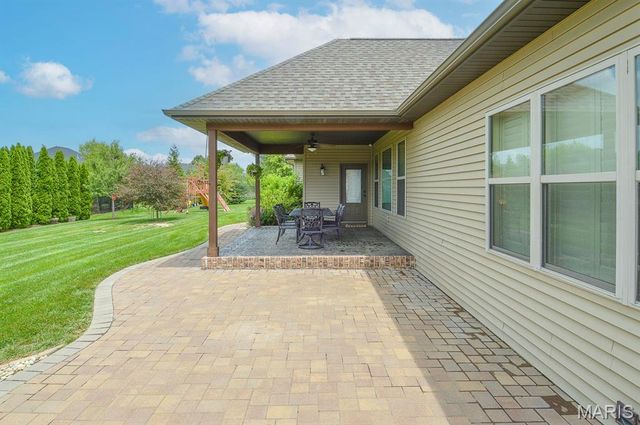 520 Shadow Rock Court, Lebanon, IL 62254