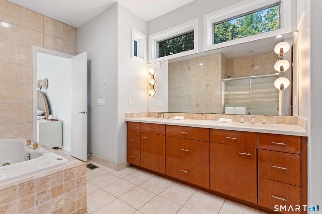 16 Whalers Point 16, East Haven, CT 06512