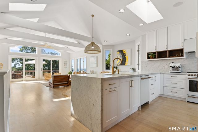 16 Whalers Point 16, East Haven, CT 06512