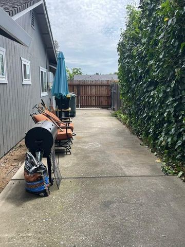 2377 Glacier Dr, Rocklin, CA 95677