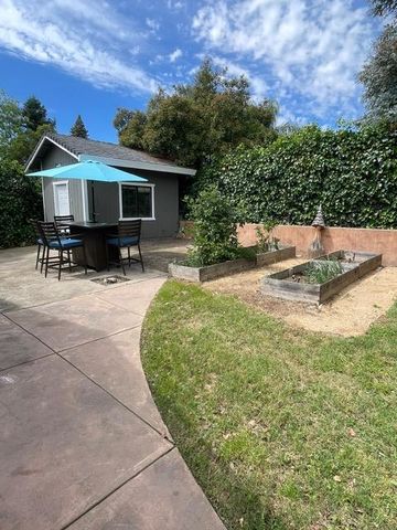 2377 Glacier Dr, Rocklin, CA 95677