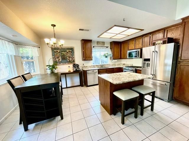 2377 Glacier Dr, Rocklin, CA 95677