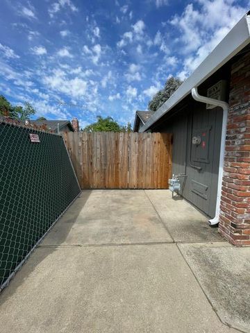 2377 Glacier Dr, Rocklin, CA 95677