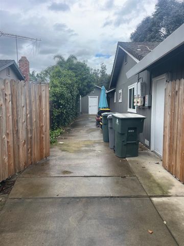 2377 Glacier Dr, Rocklin, CA 95677