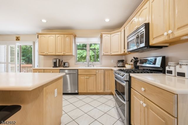 37 Continental Rd, Parsippany-troy Hills Twp., NJ 07950