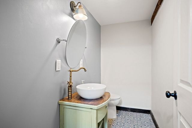 11 Worcester Pl, Holbrook, MA 02343