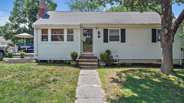 11 Worcester Pl, Holbrook, MA 02343